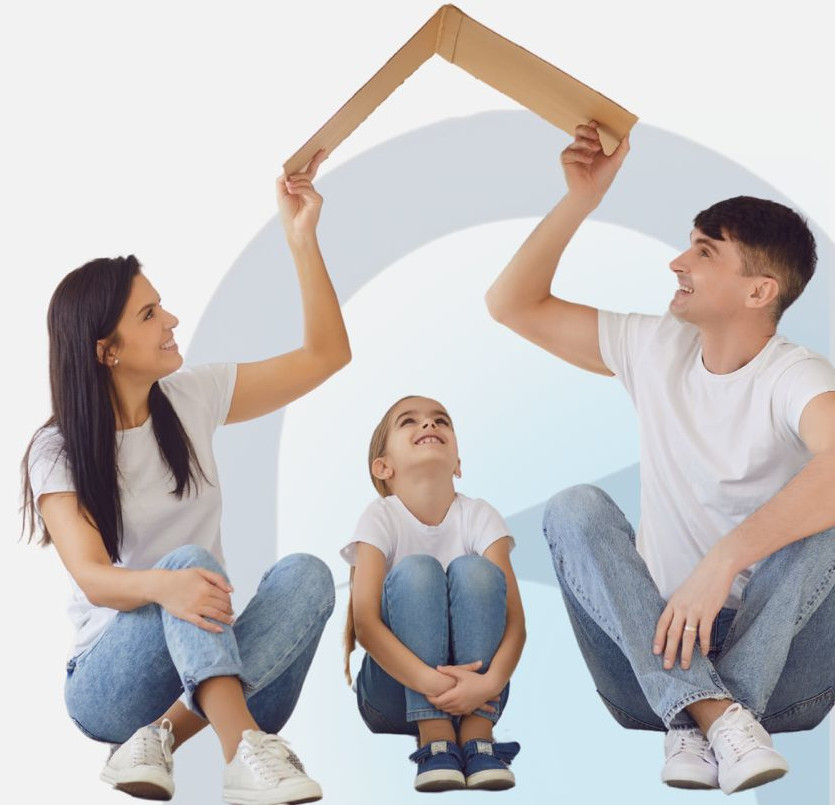 Representação de uma família, com os pais segurando sobre a filha um pedaço de papelão dobrado que lembra o telhado de uma casa. Ao fundo, há o "R" do logotipo da Regio Seguros.