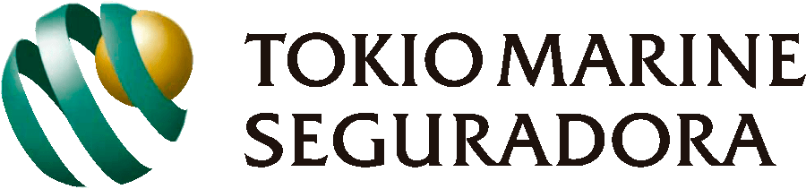 Logotipo da Tokio Marine Seguradora: composição retangular com uma imagem e texto. Nome da empresa em maiúsculo, cor preta, à direita de uma figura. A figura tem uma esfera no canto superior direito e uma fita tridimensional formando arcos, compondo um círculo.